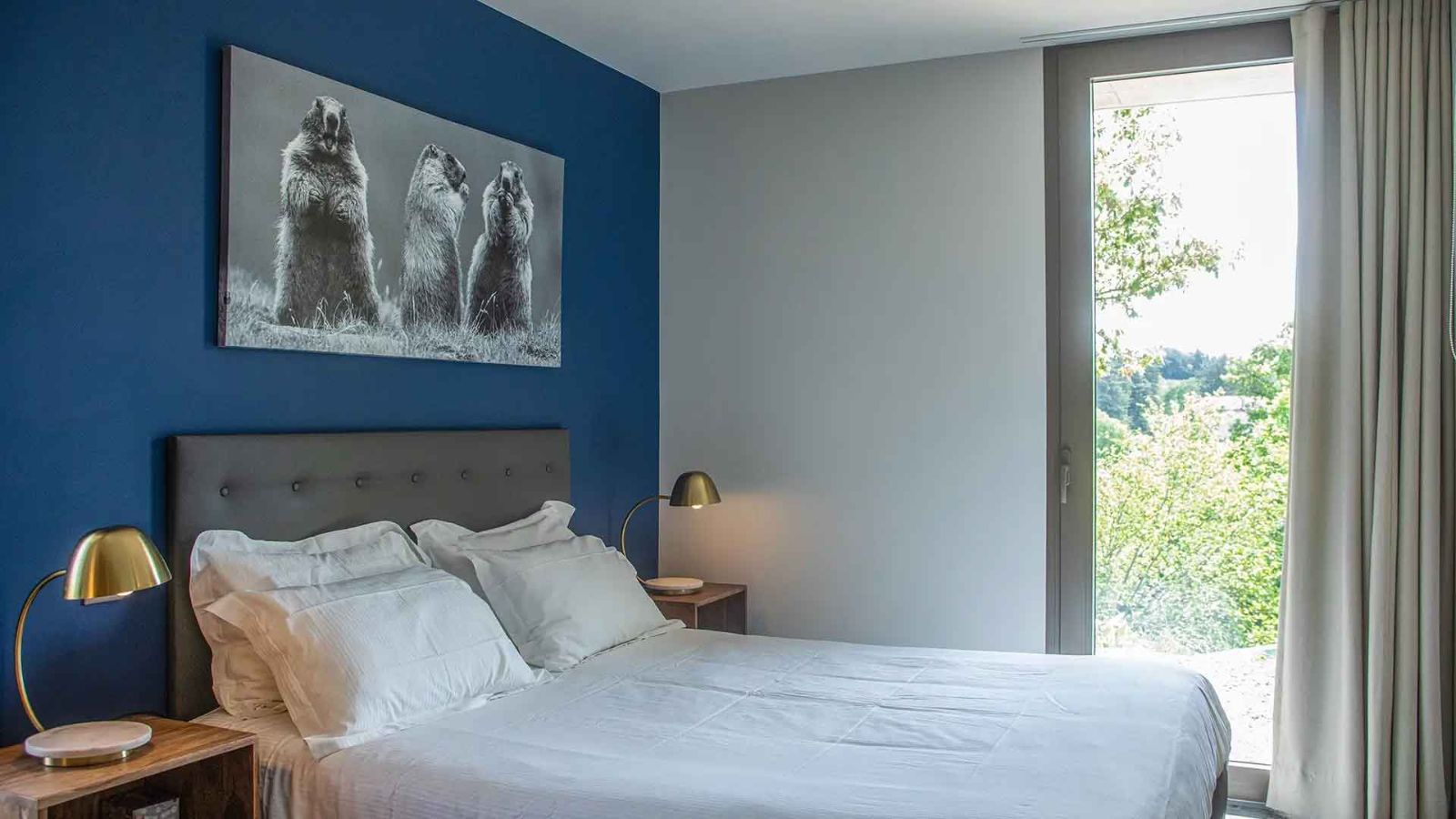 Un lit queen-size (160 cm) et trois marmottes pour veiller sur votre sommeil. Un lit queen-size (160 cm) et trois marmottes pour veiller sur votre sommeil.