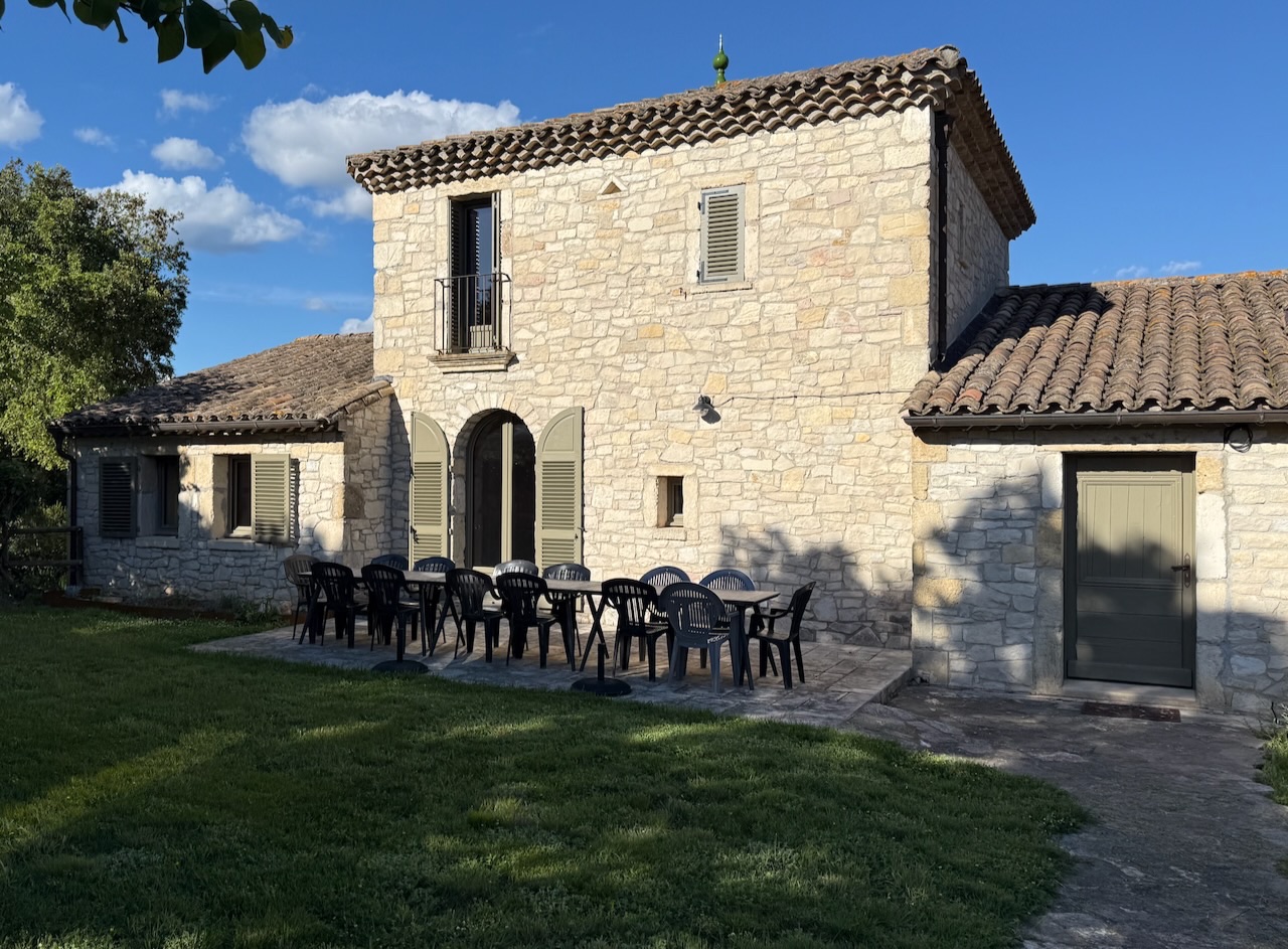 Façade principale avec la chambre à l'étage dans la tour Façade principale avec la chambre à l'étage dans la tour