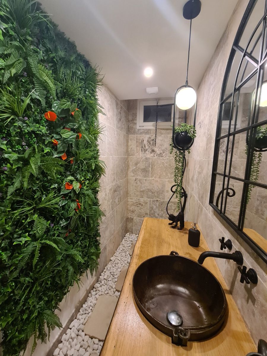 L'IMPROBABLE-Entrez dans une bulle de calme où la nature s’exprime autrement.Plantes suspendues, murs végétaux, touches de jungle discrète ou exubérante L'IMPROBABLE-Entrez dans une bulle de calme où la nature s’exprime autrement.Plantes suspendues, murs végétaux, touches de jungle discrète ou exubérante