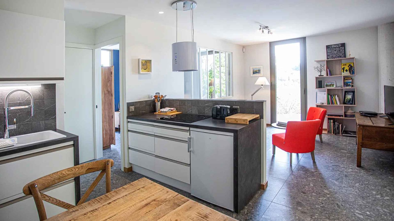 Une cuisine tout équipée : plaque à induction, four, micro-onde, lave-vaisselle et ce qu'il faut de vaisselle, casseroles et ustensiles pour concocter de bons petits plats Une cuisine tout équipée : plaque à induction, four, micro-onde, lave-vaisselle et ce qu'il faut de vaisselle, casseroles et ustensiles pour concocter de bons petits plats