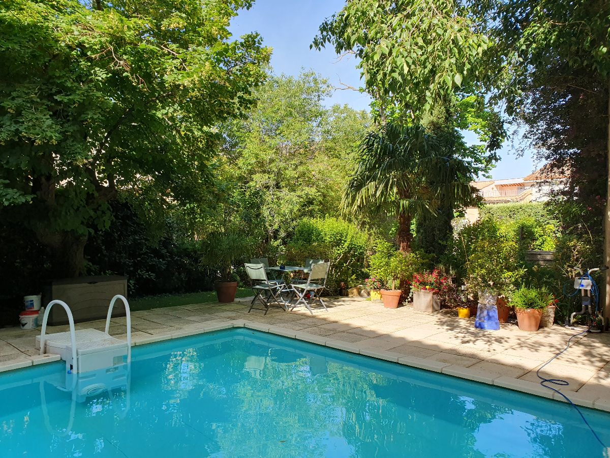 Petit djeuner au bord de la piscine