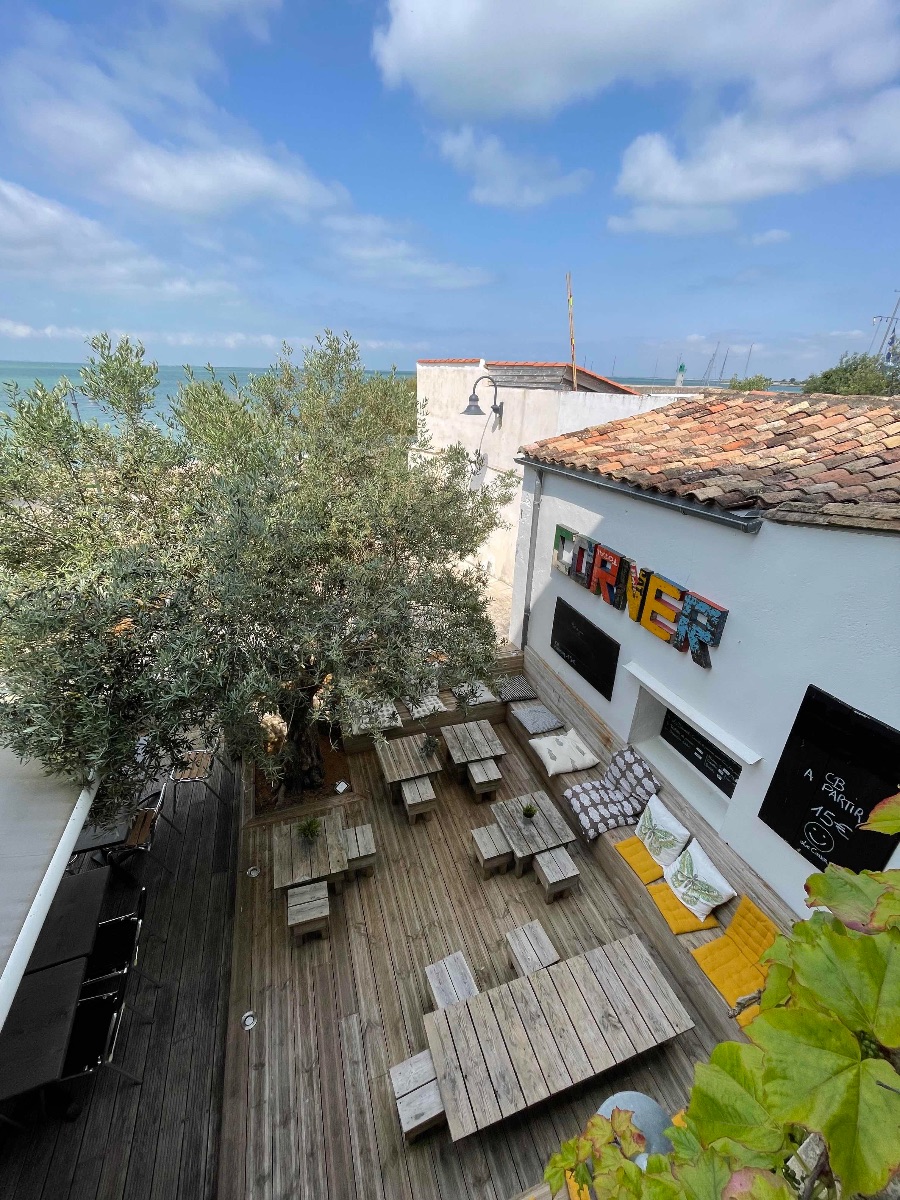 Terrasse du restaurant de notre bistrot face  la mer