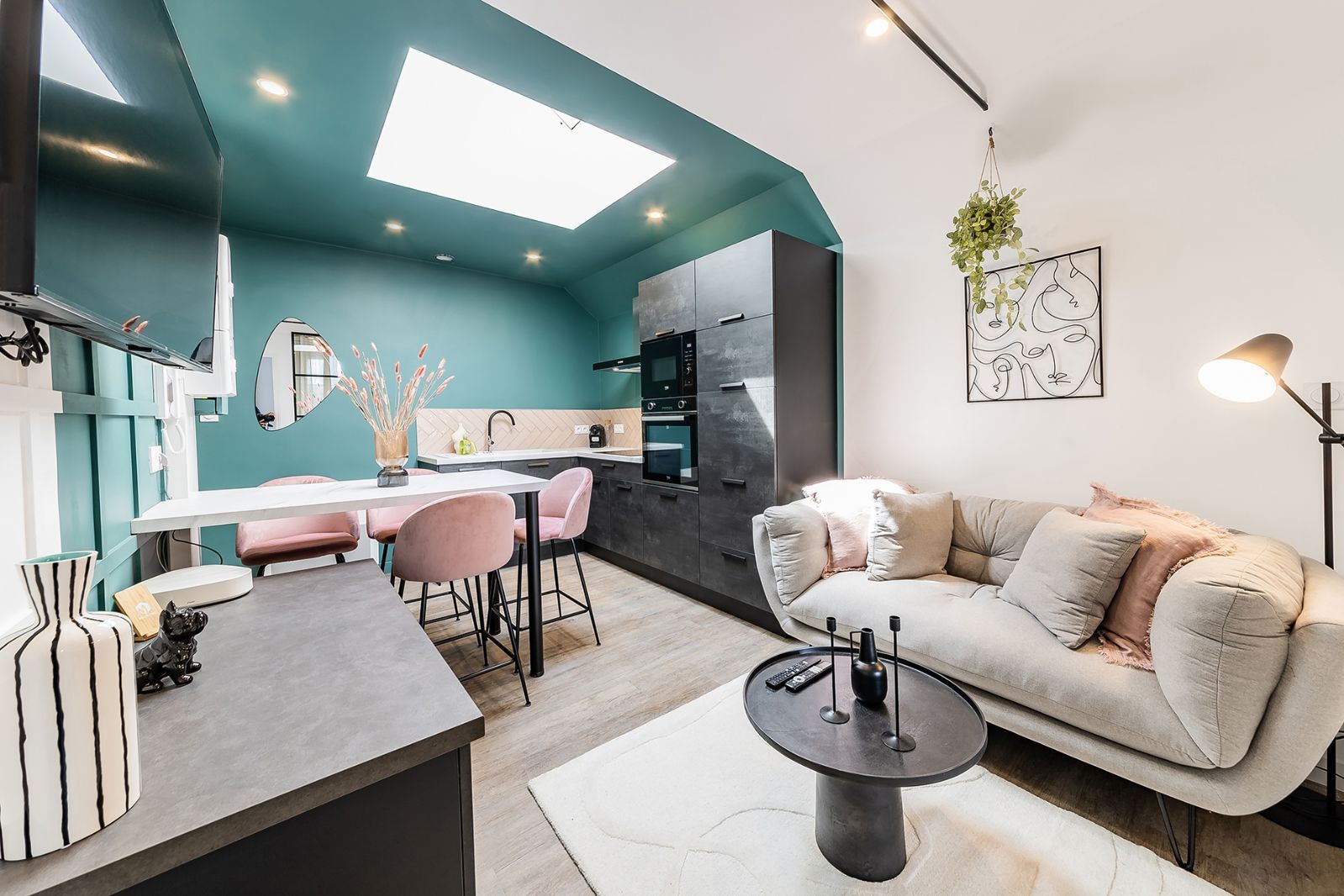 L'AZUR-Un salon qui réconforte dès le premier regard. Ici, le vert sauge et le vieux rose s’entrelacent pour créer une atmosphère apaisante et élégante.tout invite à ralentir, à se lover, à savourer l’instant. L'AZUR-Un salon qui réconforte dès le premier regard. Ici, le vert sauge et le vieux rose s’entrelacent pour créer une atmosphère apaisante et élégante.tout invite à ralentir, à se lover, à savourer l’instant.