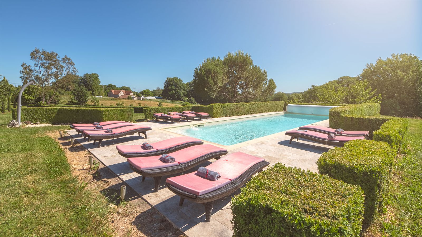 Les transats de la piscine Les transats de la piscine