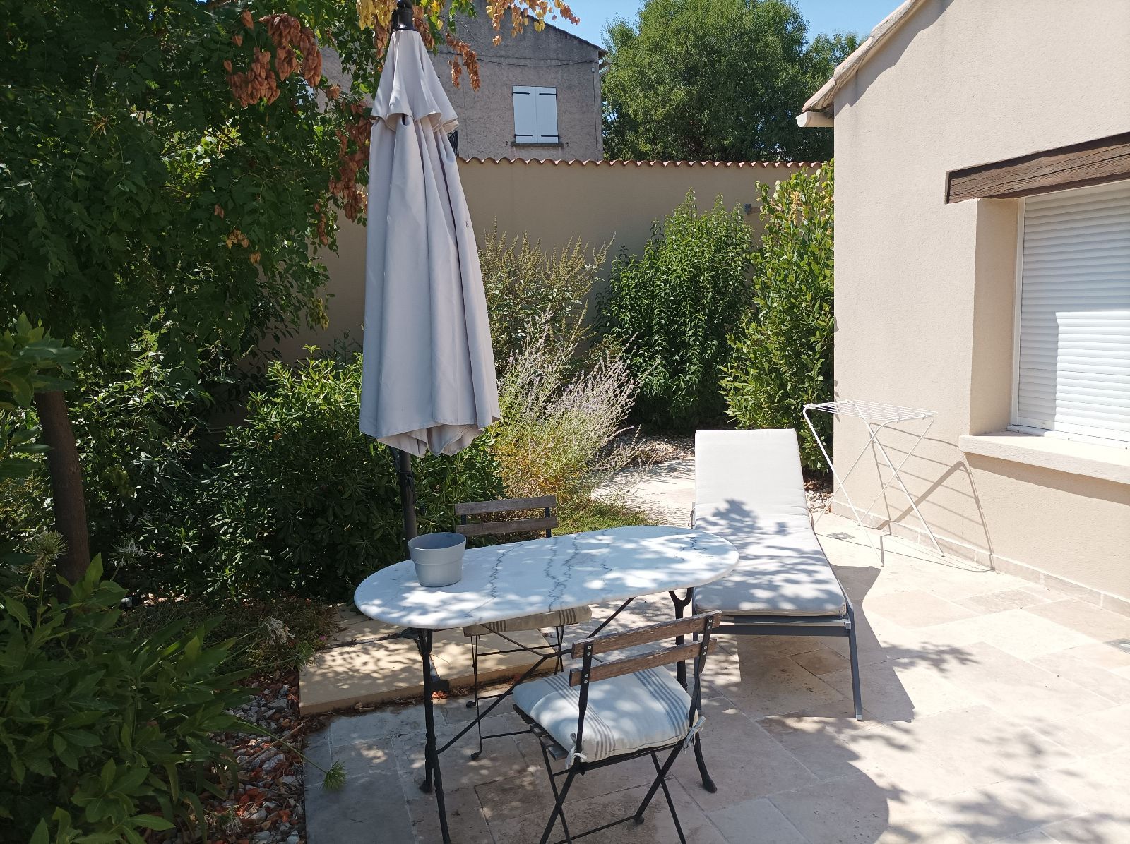 Terrasse du Gte avec un coin repas