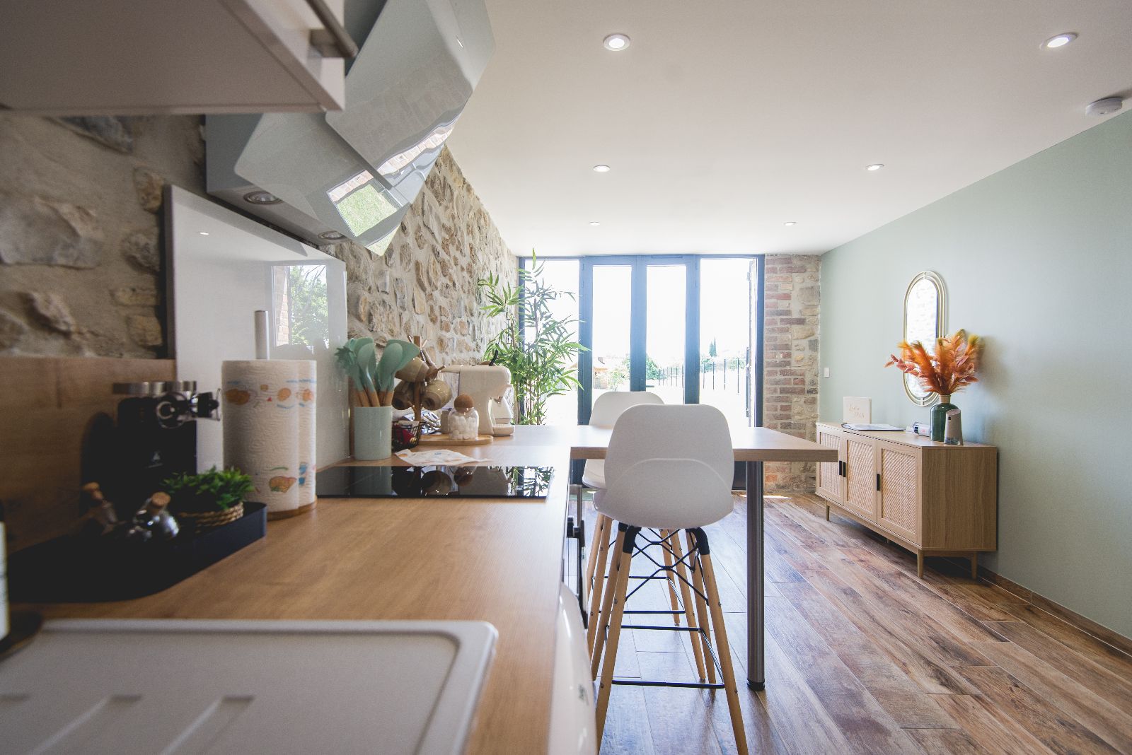 Coin cuisine avec plaques de cuisson, hotte, rfrigrateur et petit freezer, four combin-micro-ondes, bouilloire, machine  caf dolce gusto, grille-pain