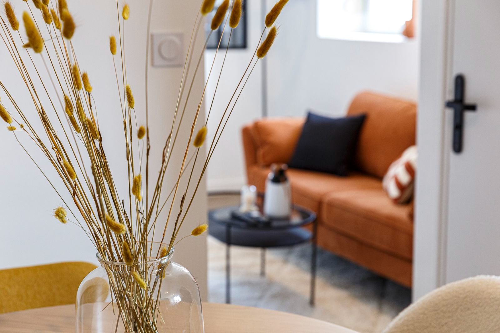 L'HERMES-Un espace baigné de douceur, où les teintes terreuses, les beiges, les ocres et les touches de lin créent une harmonie apaisante. L'HERMES-Un espace baigné de douceur, où les teintes terreuses, les beiges, les ocres et les touches de lin créent une harmonie apaisante.