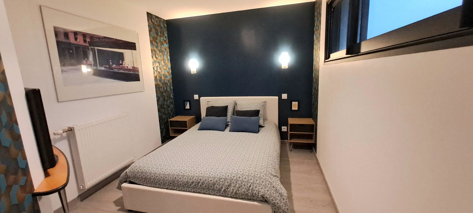 la chambre située à l'étage la chambre située à l'étage