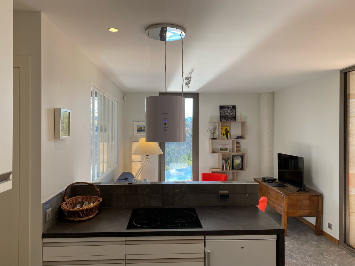 Cuisiner avec un œil sur la piscine Cuisiner avec un œil sur la piscine