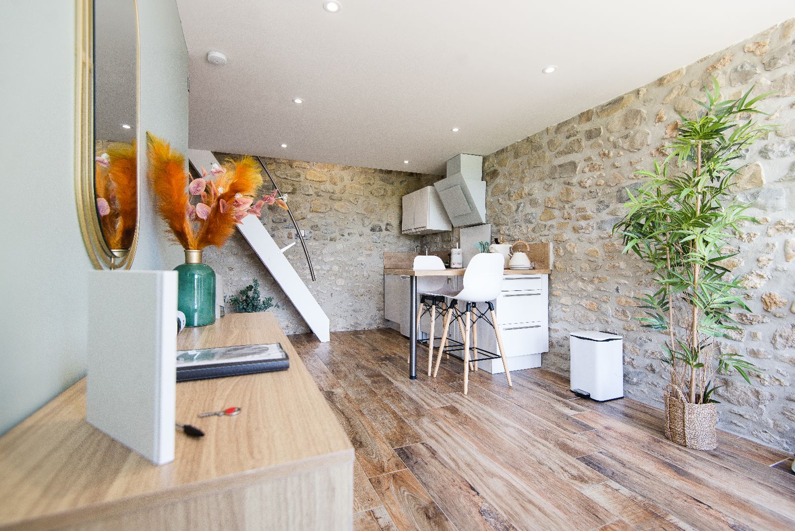 Un intrieur chaleureux et contemporain, mlant pierres apparentes, bois et dcoration soigne