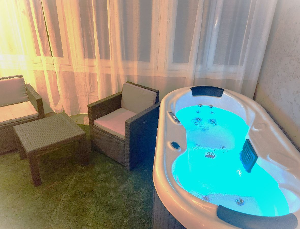 HOTEL A BORMES AVEC JACUZZI ET PISCINE CHAUFFEE