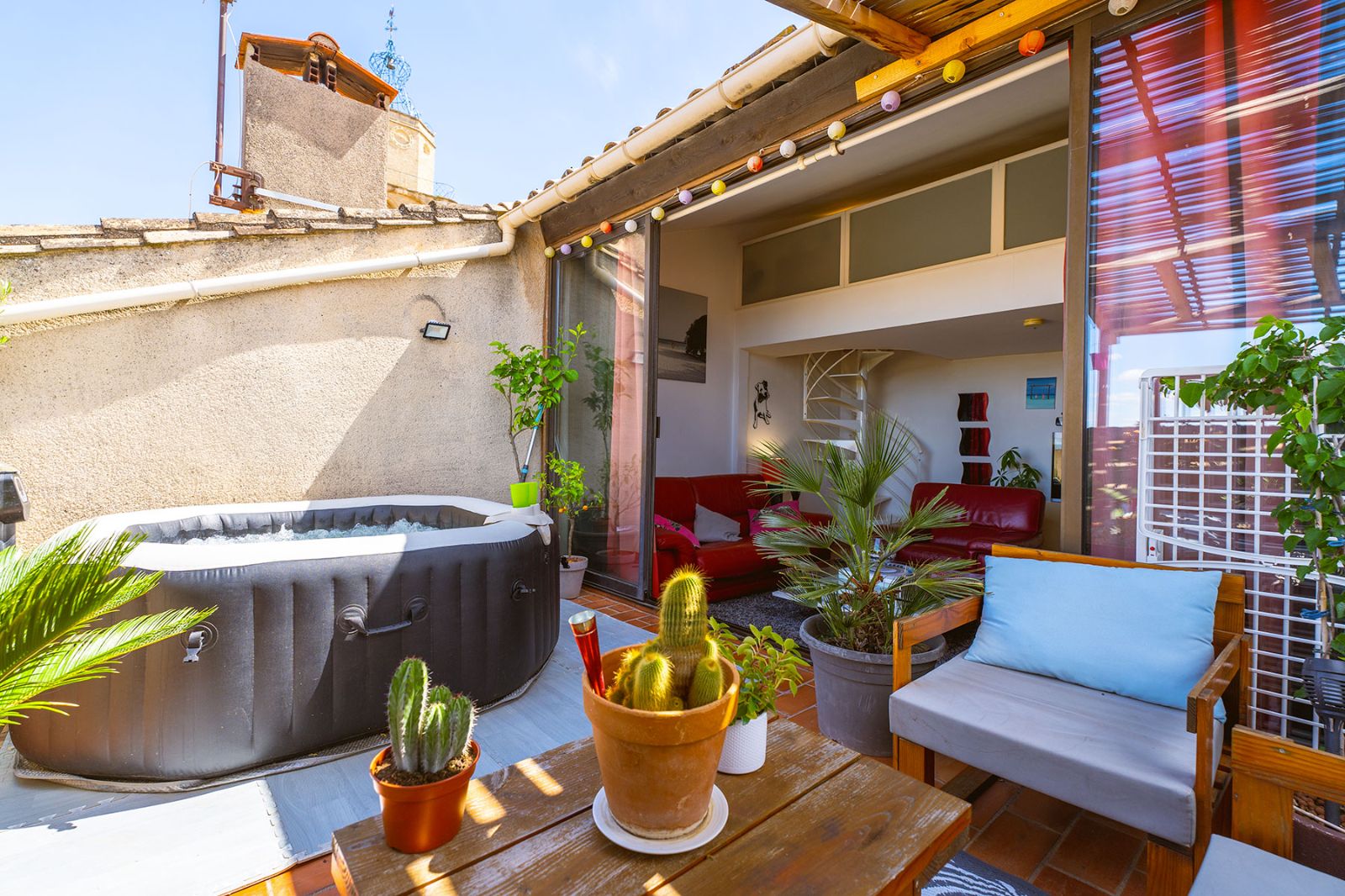 Sur la terrasse sans vis  vis le jacuzzi  de mai  septembre