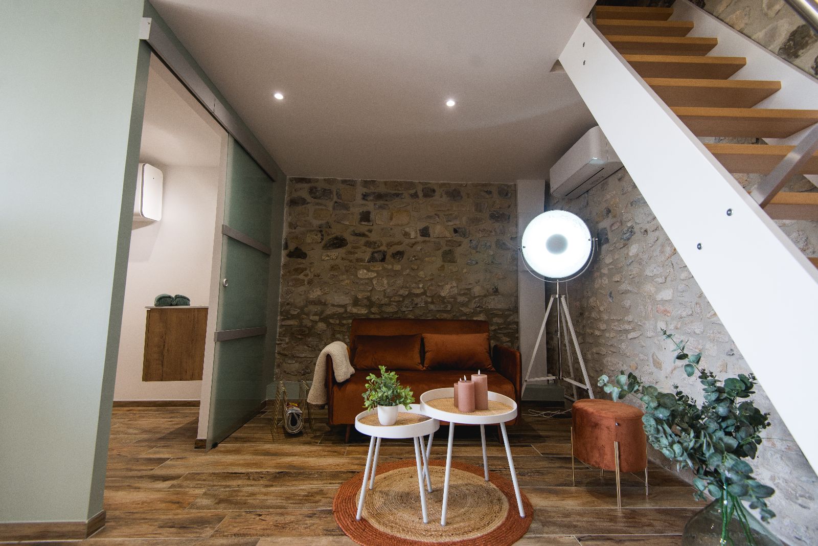 Espace dtente cosy au style authentique, entre pierres apparentes et ambiance chaleureuse