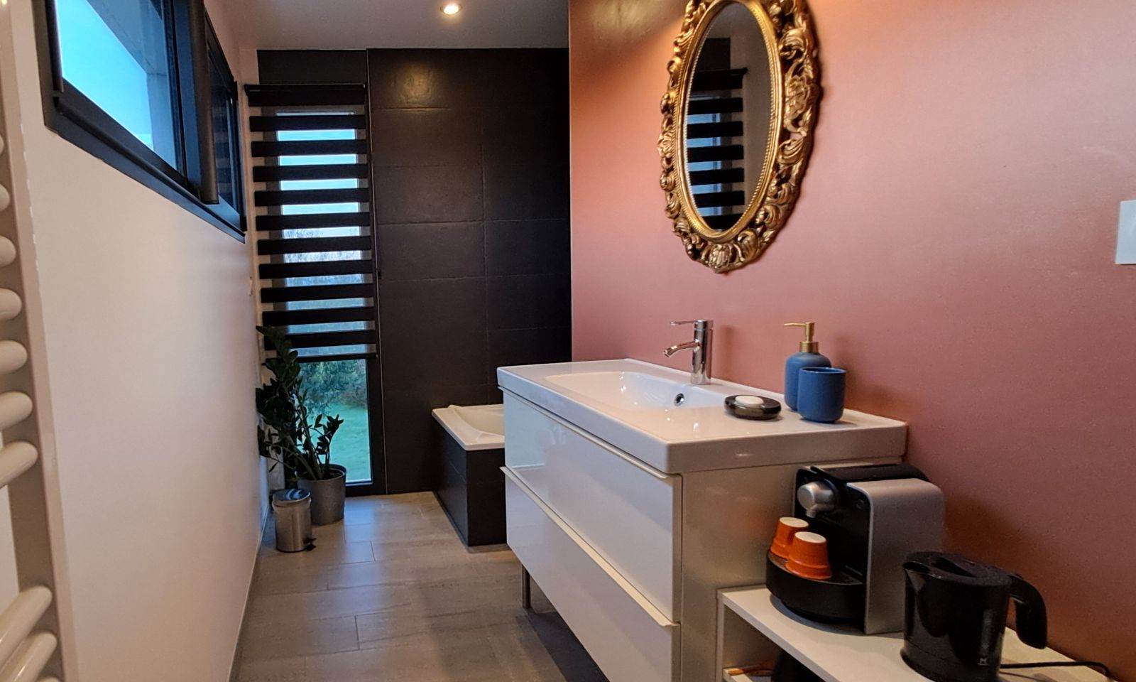 une autre vue de la salle de bain une autre vue de la salle de bain