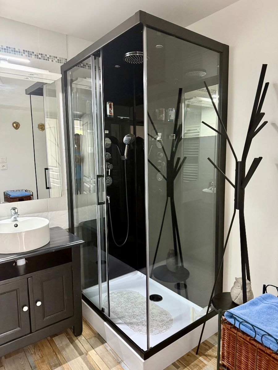 Salle d'eau  l'tage et toilette spar