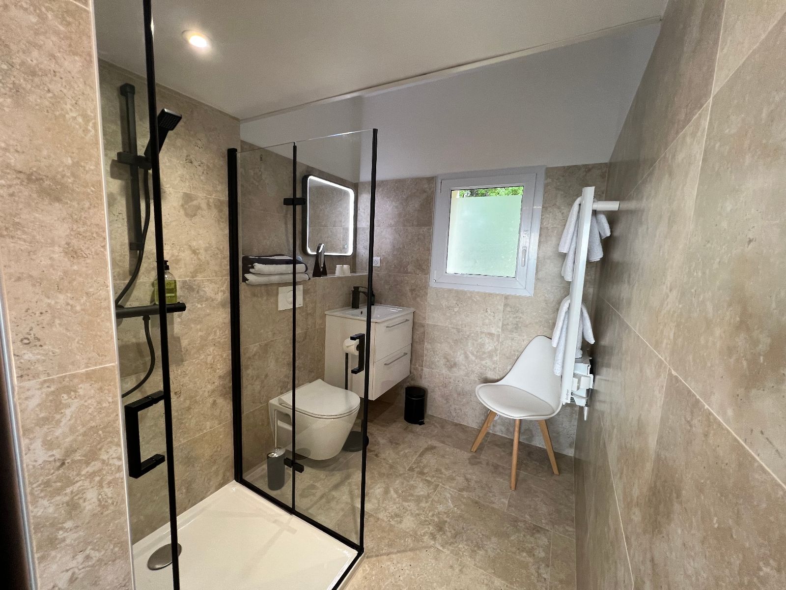 Chambre Hanoï avec salle de bain et toilettes privatives Chambre Hanoï avec salle de bain et toilettes privatives