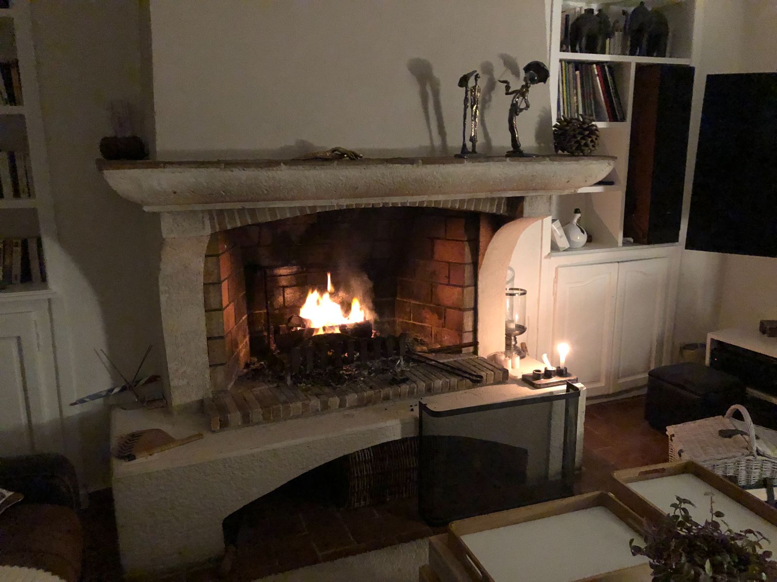 Coin cheminée dans le salon Coin cheminée dans le salon