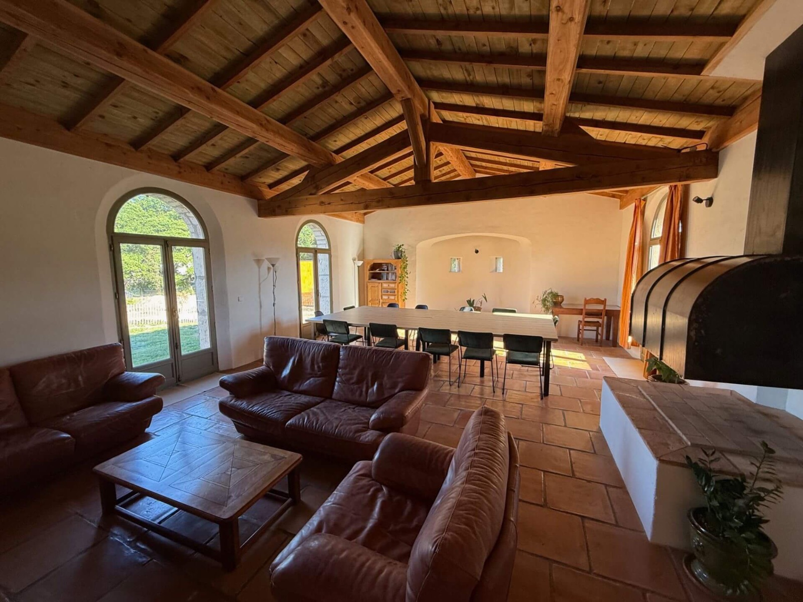 Séjour avec grande table pour 15 personnes Séjour avec grande table pour 15 personnes
