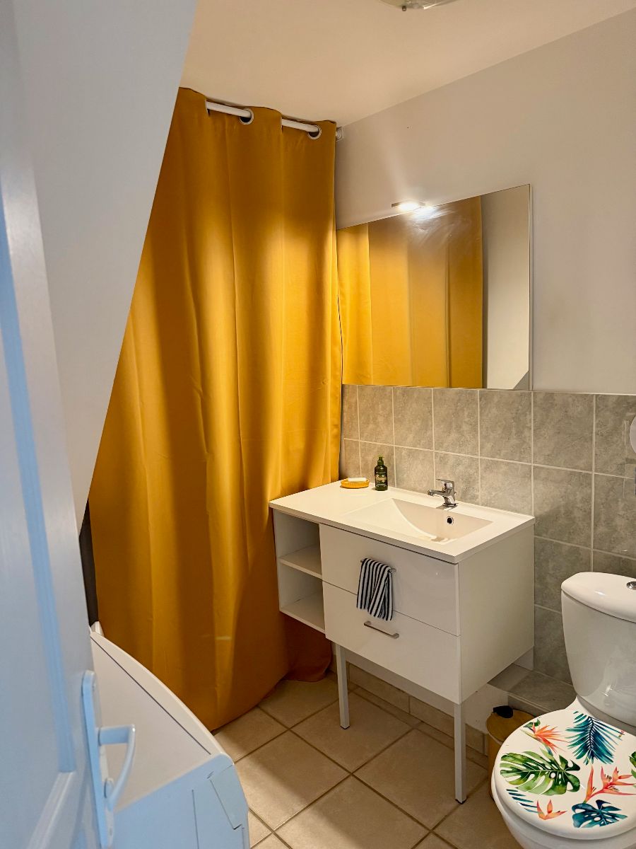 Espace toilette au rez-de-chausse de chausse avec quipement lave linge, sche linge et adoucisseur