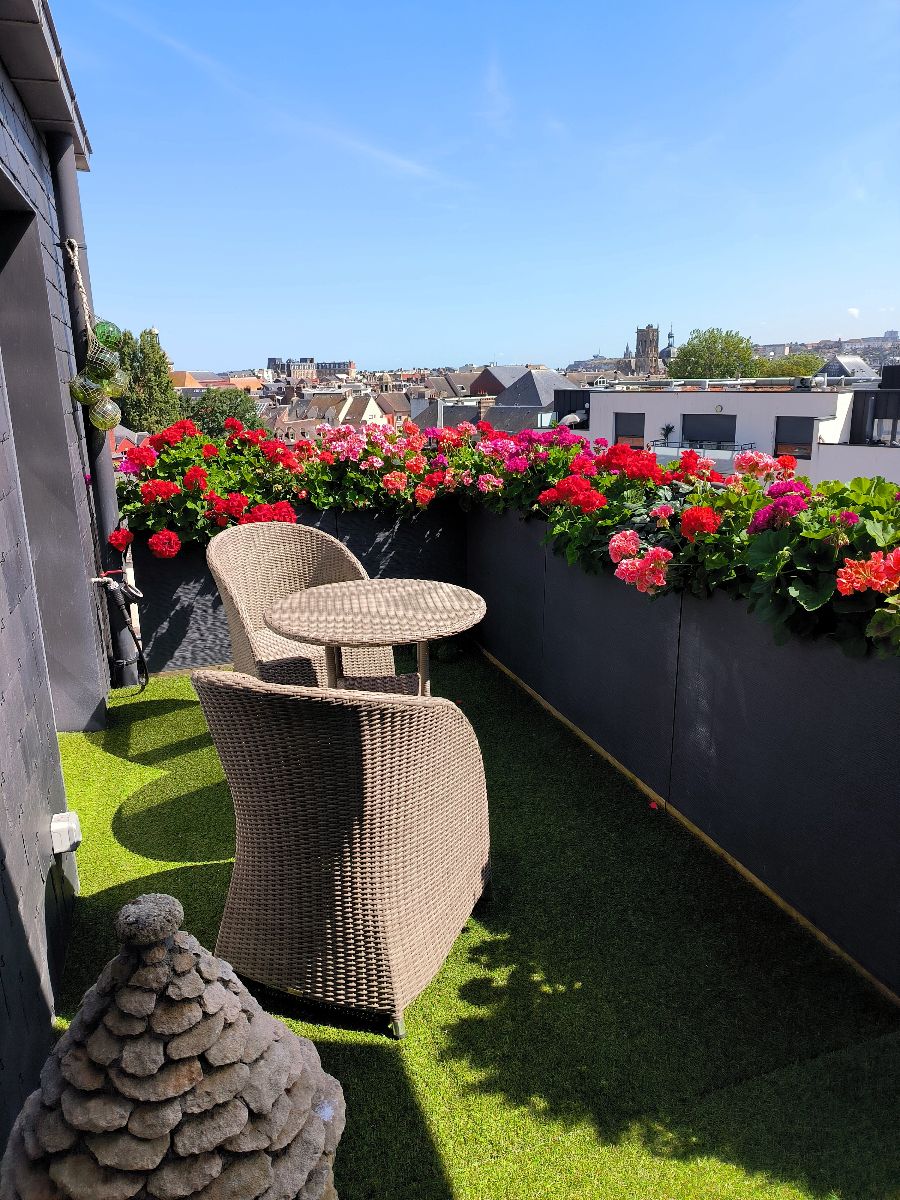 La petite terrasse  l'Est avec vue sur la ville