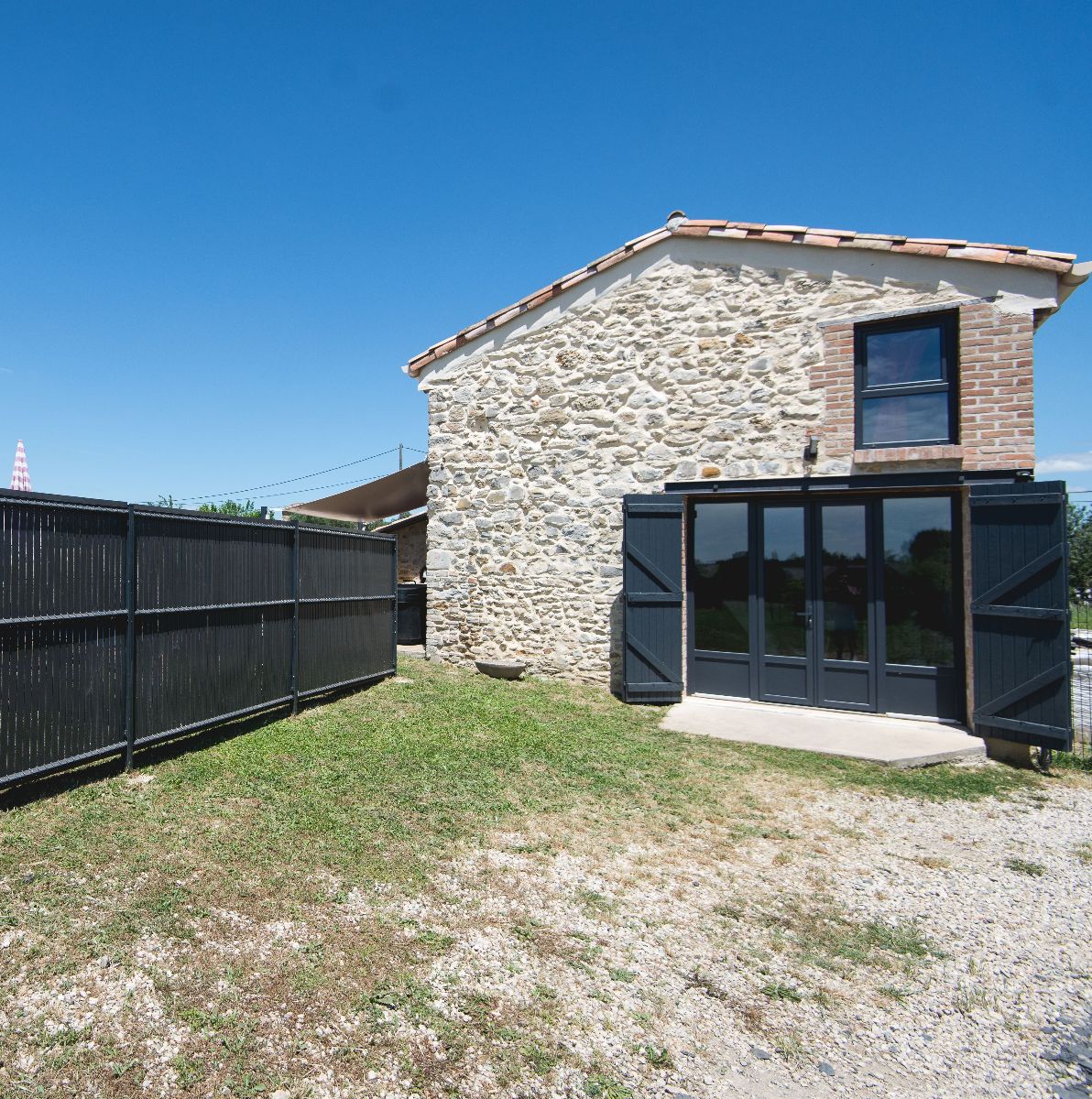 Entre totalement indpendante avec espace extrieur clos pour une intimit garantie