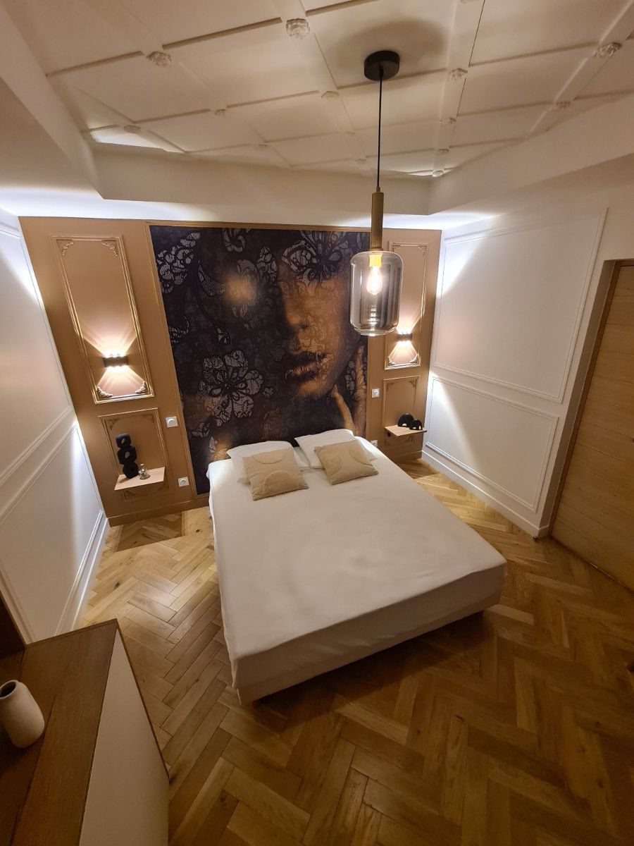 L'IMPROBABLE-Un cocon intime où la lumière douce et chaleureuse invite à la détente et à l’évasion. L'IMPROBABLE-Un cocon intime où la lumière douce et chaleureuse invite à la détente et à l’évasion.